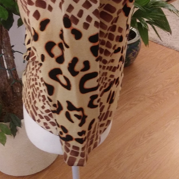 ANIMAL PRINT TOP - Picture 4 of 8
